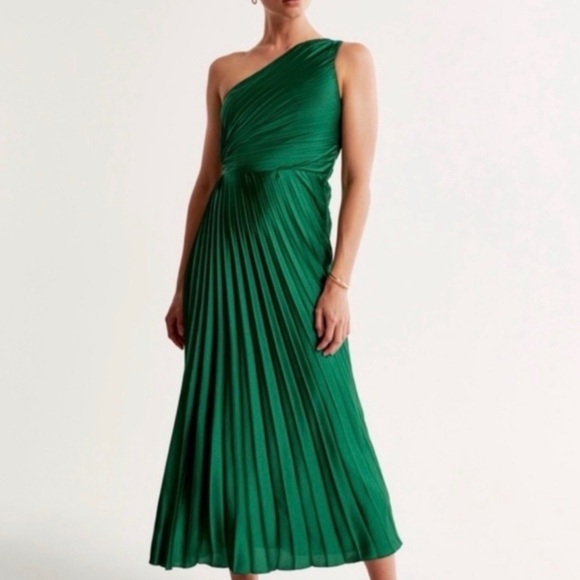Abercrombie & Fitch Dresses & Skirts - Abercrombie Giselle Pleated One-Shoulder Cutout Maxi Dress in Deep Green - NWT